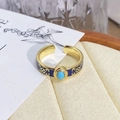 Détail d'une bague vintage dorée avec émail bleu, motif floral et pierre turquoise - Ouvert Réglable / Style Émail Bleu Foncé Look Turquoise (JZ0130A)