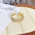 Détail macro d'une bague florale émaillée vintage avec des pétales dorés colorés - Ouvert Réglable / Style Chaîne de Petites Fleurs en Colle Colorée (JZ0180A)