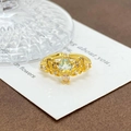 Detail eines Vintage-Goldrings mit hellblauem birnenförmigem Edelstein und floralem Muster - Hellblauer Birnenform-Stil (JZ3698A)