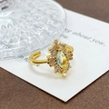 Detailansicht eines goldenen Vintage-Rings mit marquiseförmigem Edelstein und Zirkonia - Blau-Gelber Marquise-Stil (JZ1123A)