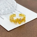 Detailaufnahme des verstellbaren Goldrings mit gelben Emailleblumen und kleinen Zirkonia - Hellgelber Blumen-Stil (JZ1354A)