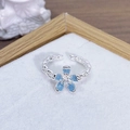 Details von gedrehtem Silberring mit blauer Emailleblume und Zirkonstein - Blaue Fünfblättrige Blume Stil (JZ1855A)