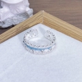 Dettaglio dell'anello regolabile traforato con smalto azzurro e pietre di zircone bianche - Stile Smalto Blu Chiaro Pizzo Traforato (JZ1865A)