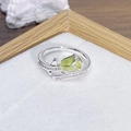 Dettaglio macro dell'anello in argento con bocciolo verde pallido e zirconi pavé - Stile Botanico Bocciolo di Fiore Verde Chiaro (JZ1876A)