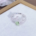 Macro dettagliata di un anello in argento regolabile con zircone verde a forma di cuore - Stile Gemma Verde Tenero a Forma di Cuore (JZ2029A)