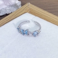 Macro di un anello regolabile in argento con farfalle blu e zirconi scintillanti - Stile Farfalla Sfumata Blu (JZ2101A)