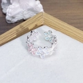 Dettaglio dell'anello a fiore in smalto regolabile con zirconi e metallo argento - Stile Piccolo Fiore Multicolore (JZ2171A)