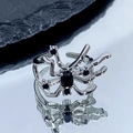 Gros plan d'une bague araignée gothique argentée avec pierres noires et anneau ajustable - Ouvert Réglable / Araignée en Argent avec Pierre Noire (JZ0303)