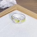 Dettaglio dell'anello regolabile con cuore in smalto verde e intarsio di zirconi lucidi - Stile Cuore Verde Tenero Micro-Intarsiato (JZ2393A)