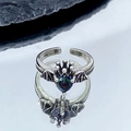 Bague gothique avec ailes de chauve-souris, pierre cœur irisée et détail couronne - Ouvert Réglable / Chauve-souris Irisée Coeur en Argent (JZ0562)