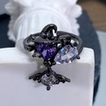 Détail d'une bague gothique chapeau de sorcière avec pierre cœur violette et chauve-souris - Ouvert Réglable / Chapeau de Sorcière Noir avec Zircon Coeur Violet (JZ1465)