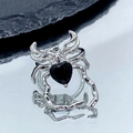 Vue macro d'une bague araignée argentée avec pierre noire en cœur style gothique - Ouvert Réglable / Araignée Coeur Noir en Argent (JZ1577)