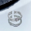 Détail macro d'une bague réglable argentée avec texture d'os et zircons brillants - Ouvert Réglable / Diamant Incrusté Texturé en Argent (JZ1597)