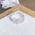 Dettaglio dell'anello in smalto rosa e argento con pietre di zircone scintillanti - Stile Twist Rosa Argento Pavé di Zirconia (JZ2507A)