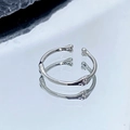 Gros plan d'une bague ajustable en forme d'os argenté avec finition polie - Ouvert Réglable / Épissage d'Os en Argent (JZ1599)