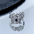 Vue détaillée d'une bague toile d'araignée gothique avec pierre noire sur miroir - Ouvert Réglable / Toile d'Araignée en Argent avec Pierre Noire (JZ1635)