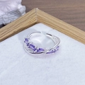 Dettaglio ravvicinato di un anello d'argento con zirconi viola taglio marquise su un vassoio - Stile Gemma Marquise Viola (JZ2542A)