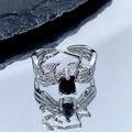 Vue macro de la bague araignée argentée avec pierre noire sur socle miroir - Ouvert Réglable / Araignée en Argent Pierre Goutte Noire (JZ1650)