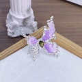 Dettaglio macro dell'anello a farfalla smaltato con ali viola e zircone verde - Stile Farfalla Traslucido Viola (JZ3423A)