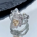 Vue macro d'une bague gothique argentée avec un zircon en forme de cœur champagne - Ouvert Réglable / Métal Liquide Argenté Zircon Coeur Jaune (JZ1972)