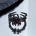 Vue détaillée d'une bague araignée noire gothique avec des gemmes rouges et violettes - Ouvert Réglable / Araignée Noire Pierre Bicolore Violet Rouge (JZ2796)