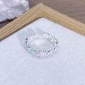 Dettaglio macro di anello in argento regolabile con fiori in smalto e fascia a sfere - Stile Triplo Piccolo Fiore Rosa e Blu (JZ4068A)