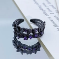 Makroaufnahme von schwarzem Gothic-Schmetterlingsring mit lila Zirkoniasteinen - Einstellbar Offen