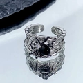 Détail macro de la bague araignée gothique avec corps en émail noir et pierre zircon blanc - Ouvert Réglable / Toile Argent Araignée Noire Zircon Blanc (JZ3099)