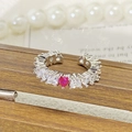 Nahaufnahme eines herzförmigen Zirkonia Rings mit rotem Stein auf Holzständer - Einstellbar Offen / Rosa Herz Edelstein Design (JZ3020A)