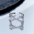 Détail macro d'une bague punk argentée avec os croisés et zircons étincelants de luxe - Ouvert Réglable / Os Croisés en Argent Incrustés de Diamants (JZ3700)