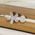 Makroaufnahme von Kamelien-Ohrringen aus Silber mit Zirkonia-Besatz in Holzdisplay - Blumen Wassertropfen Ohrstecker Set (JZ3501A)