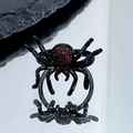 Vue détaillée de la bague araignée gothique noire avec zircons rouges sur fond de pierre - Ouvert Réglable / Araignée Noire Zircon Couleur Rubis (JZ3954)
