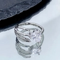 Vue macro d'une bague gothique en forme de main d'os tenant un grand cristal en cœur - Ouvert Réglable / Main de Mort en Argent Pierre Coeur Claire (JZ4841)