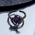 Détail d'une bague gothique noire en forme de cœur avec zircon violet et ailes sombres - Ouvert Réglable / Aile Noire Zircon Coeur Violet (JZ5419)