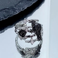 Détail d'une bague corbeau gothique avec rose noire et zircons sur anneau de vigne - Ouvert Réglable / Branche Argent Corbeau Noir Rose Étoile (JZ5462)