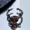 Gros plan détaillé de la bague punk noire avec texture branche et gemme orange - Ouvert Réglable / Branche Noir Fusil Pierre Orange Rouge (JZ5493)