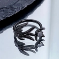 Détail d'une bague punk feuilles sombres avec perle grise sur fond de pierre noire - Ouvert Réglable / Aile de Feuille Noire Perle Ronde Grise (JZ5539)