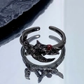 Vue détaillée d'une bague corbeau noire punk avec des ailes et une pierre rouge - Ouvert Réglable / Oiseau Volant Noir Rubis (JZ5566)