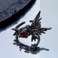Bague corbeau gothique noire avec pierre rouge carrée et anneau de style punk - Ouvert Réglable / Corbeau Noir Tenant une Pierre Rouge Carrée (JZ5576)