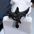 Bague corbeau noire gothique avec rose et pierre rouge, design esthétique punk dark - Ouvert Réglable / Oiseau Noir Tenant une Rose Goutte Pierre Rouge (JZ5848)