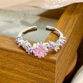 Makroaufnahme Ring mit rosa Sternzirkon, lila Steinen und poliertem Silberband - Rosa Stern Stil (JZ0073)