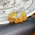 Detail eines goldenen Vintage-Rings mit orangen Zirkonsteinen und strukturierter Oberfläche - Oranger Edelstein Gewebter Stil (JZ2566A)
