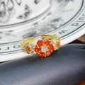 Nahaufnahme eines Vintage-Gold-Blumenrings mit roter Emaille und Zirkonsteinen - Orangerote Blumenform (JZ2567A)