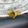 Makro-Detail des goldenen Vintage-Rings mit grünem Edelstein und feiner Schnitzerei - Ovaler Olivgrüner Edelstein Stil (JZ2696A)