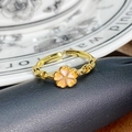 Nahaufnahme des Vintage-Goldrings mit orangefarbenen Emaille-Blüten und Kordelband - Orange-Rosa Verlauf Fünf-Blatt-Blume (JZ2724A)