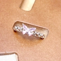Vue macro d'une bague papillon en argent avec zircons roses sur support en carton - Style Chaîne Papillon Rose (JZ0191A)