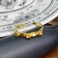 Makroaufnahme der goldenen Vintage-Ring mit orangefarbenen Blumen und Aststruktur-Details - Asttextur Orangegelbe Blume (JZ2743A)