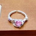 Vue détaillée de la bague coeur rose en cristal avec pierres mauves et finition argent - Style Zircon Rose Forme Coeur (JZ0358)