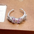 Gros plan d'une bague papillon en argent avec zircons roses et anneau ajustable - Style Trois Papillons Roses (JZ0828A)