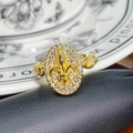 Makro-Detail eines goldenen Vintage-Rings mit Lilie, Zirkonia und gedrehter Ringschiene - Goldenes Lilien-Relief (JZ2746A)
